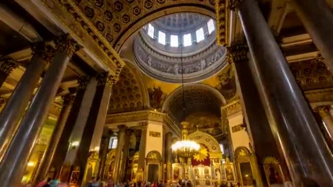 喀山大教堂的内部，人们延时过度。俄罗斯圣彼得堡