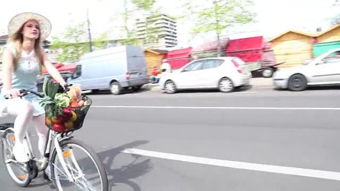 漂亮的金发女人在街上骑自行车