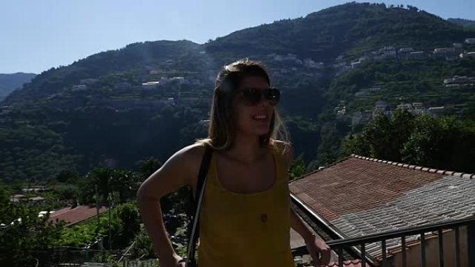 探索意大利拉韦洛的女性游客