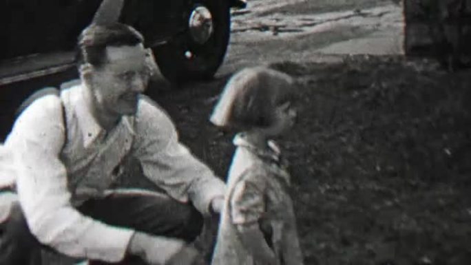 1938年:女儿礼貌地拒绝了爸爸抢镜头的动作。
