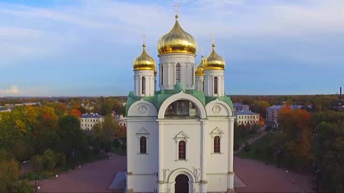 公园内大教堂教堂的鸟瞰图。俄罗斯秋季2015年，圣彼得堡，普希金