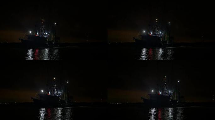 夜间航行的虾拖网渔船