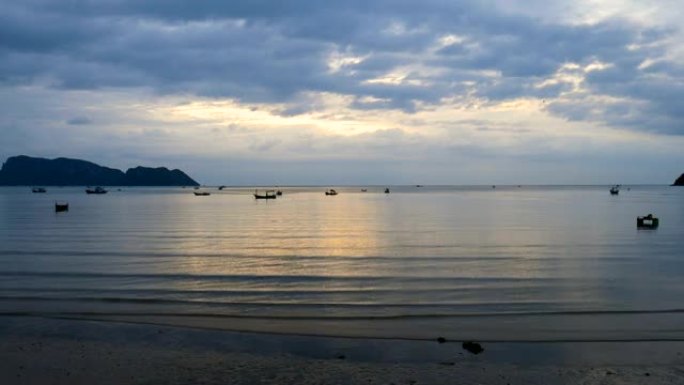 早晨阳光照射下的海上剪影渔船的风景景观