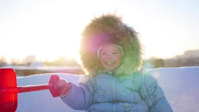 阳光明媚的日子，快乐的孩子在冬季公园笑得开心。雪冬景观。户外