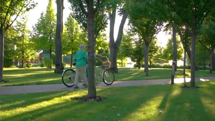 夫妇骑自行车走路。