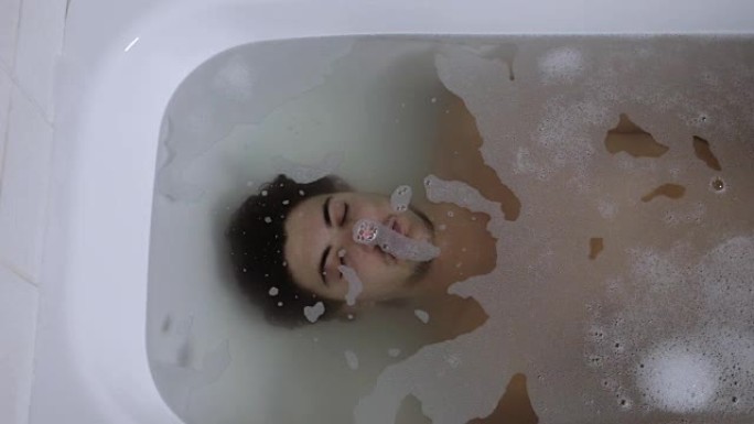 可怕的幻觉 -- 洗澡时呼吸暂停的男孩与阴间世界保持联系