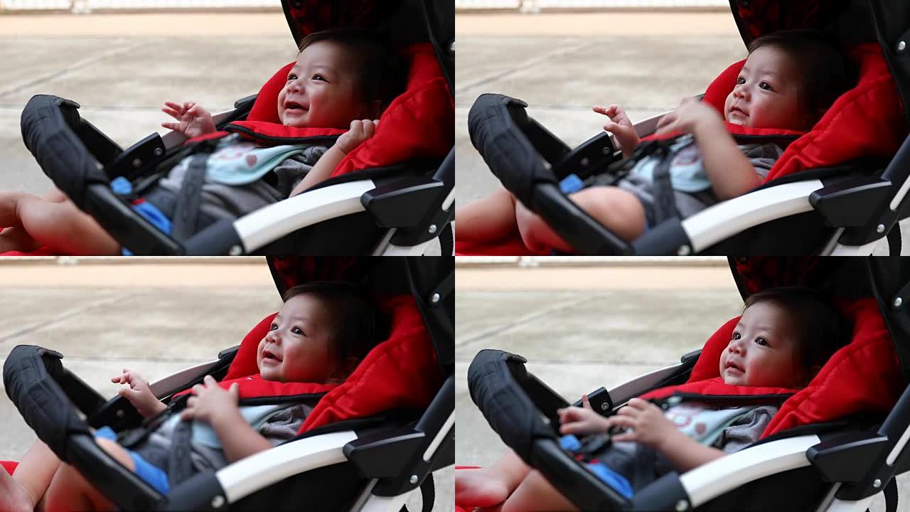 男孩儿在婴儿车马车座位上笑得开心