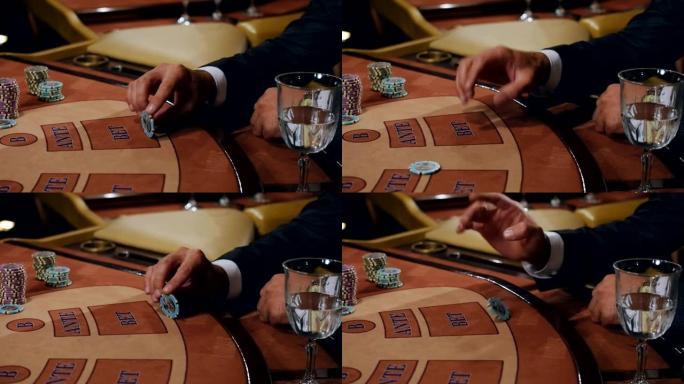 男子在扑克中签出他的卡