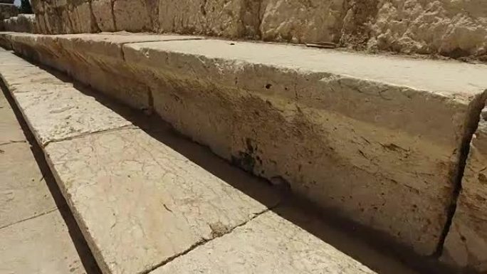 以色列圣殿中的旧凿成台阶