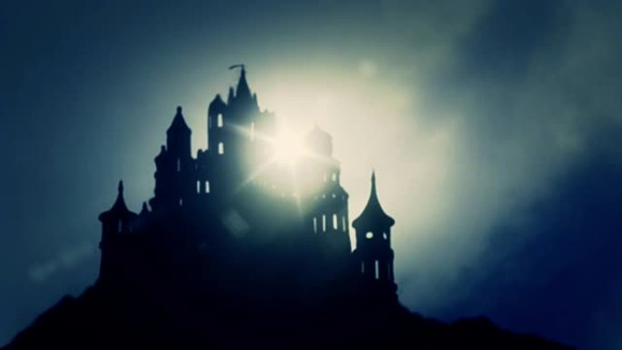 多雾的日子里，美丽的东欧洲恐怖城堡在山顶上