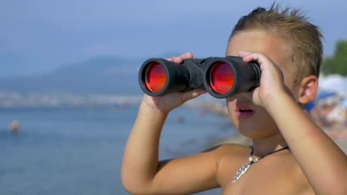 儿童用双筒望远镜探索大海