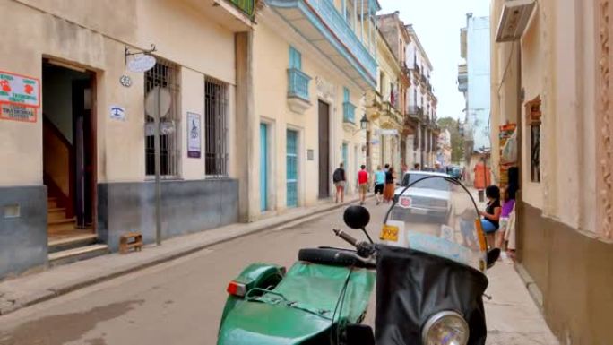 4k哈瓦那古巴-古巴的侧街小巷，自行车和游客