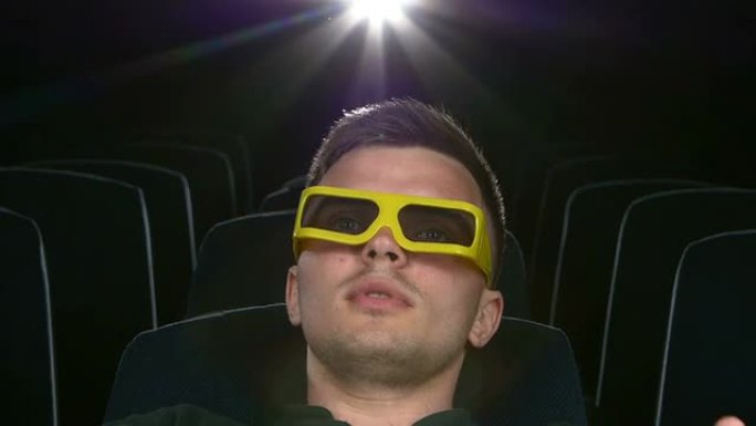 坐在电影院的男孩，特写。3D立体眼镜