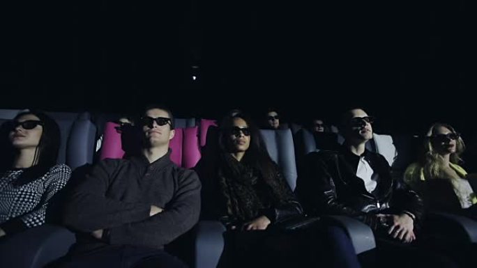 一群戴着3D眼镜的人在电影院看电影