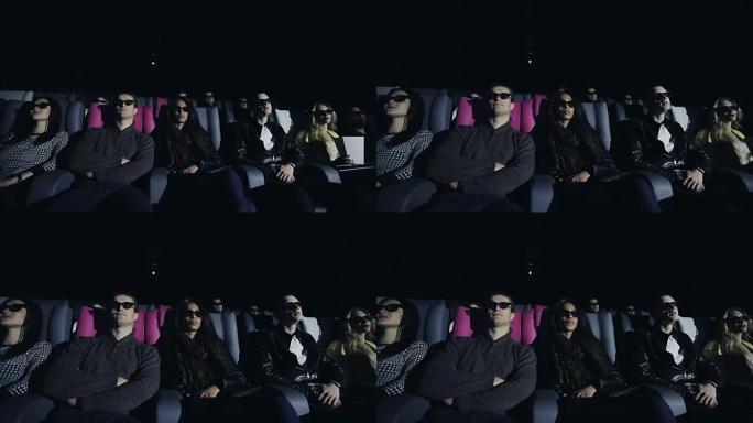 一群戴着3D眼镜的人在电影院看电影