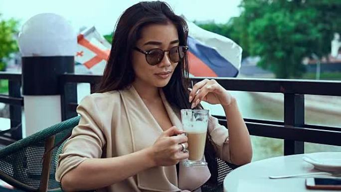 可爱华丽的亚洲女人喝杯咖啡