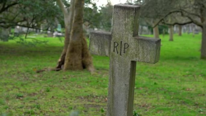墓地裂痕上的旧十字架上的旧安息