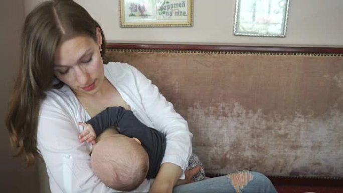 一名妇女在咖啡馆母乳喂养她的孩子