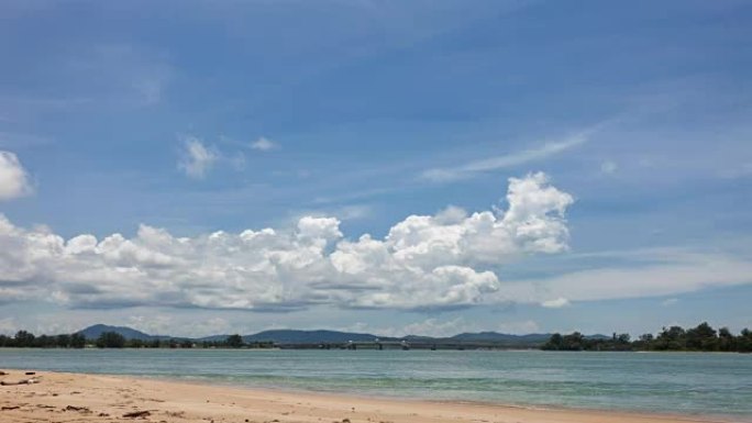4k延时蓝天和云在泰国普吉岛萨拉辛桥上空流动