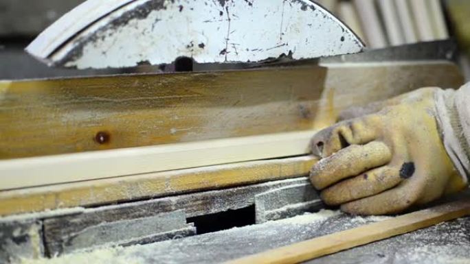 木匠车间切割木材的圆台锯