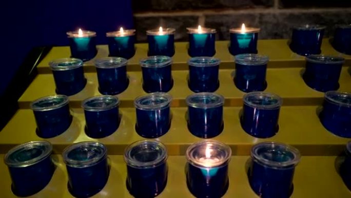 爱尔兰修道院内烛台上的蓝色蜡烛