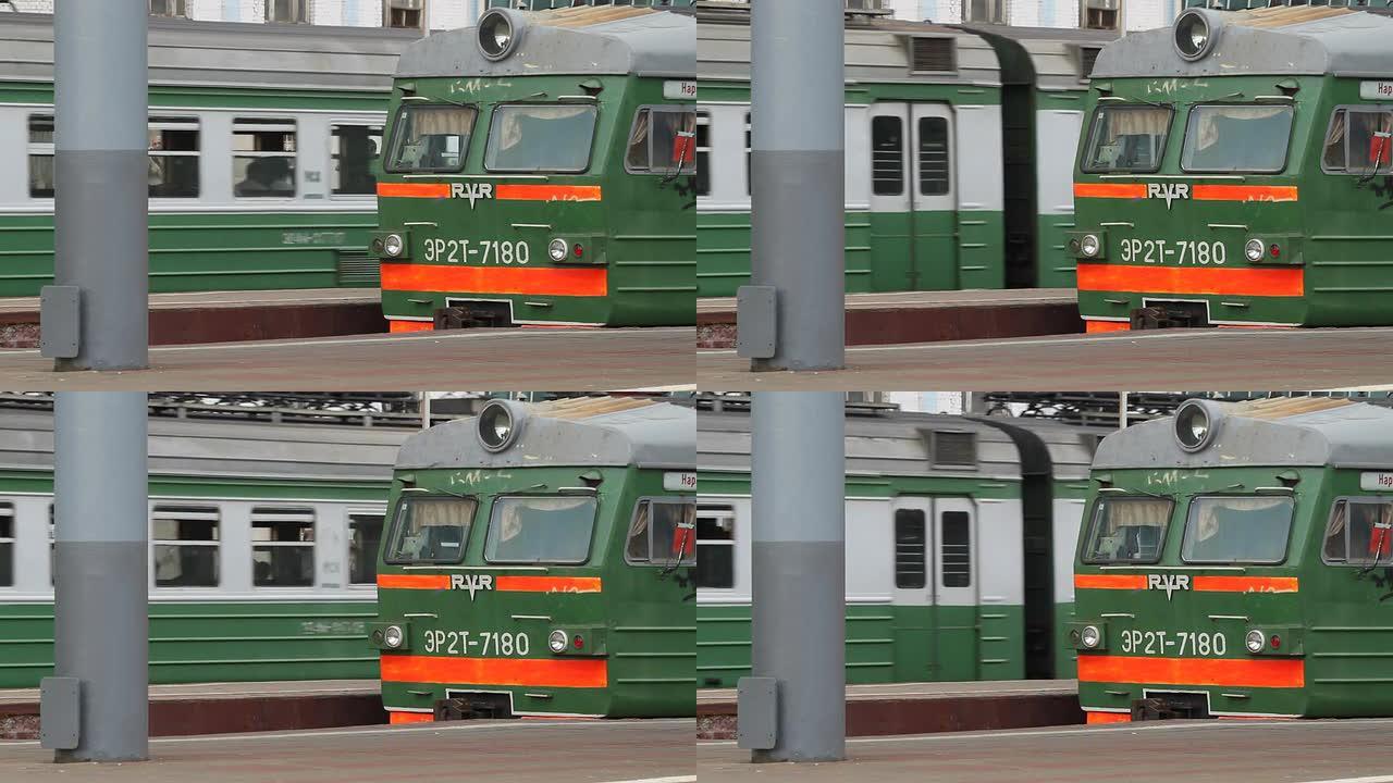 站在站台上的电动火车/俄罗斯。莫斯科