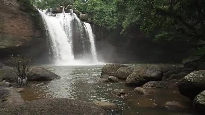 泰国考艾国家公园Haew Su Wat瀑布热带森林。