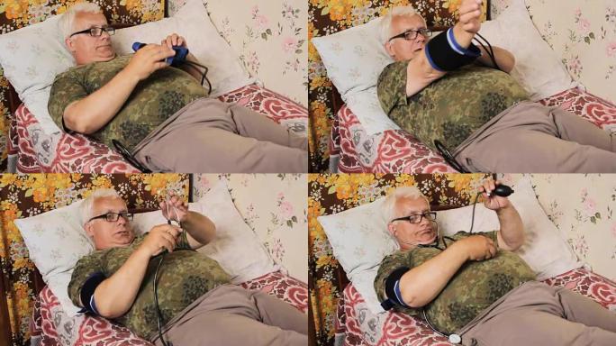 老人躺在床上测量血压本身