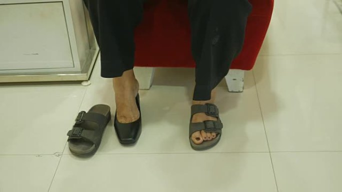 亚洲高级女性在商店穿新鞋