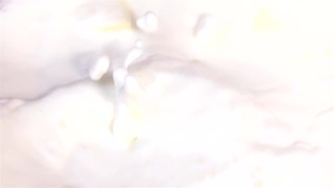 两片菠萝掉进牛奶的视频 -- 真正的慢动作