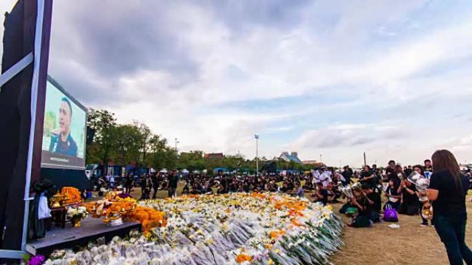 泰国曼谷城堡前，许多穿着黑色连衣裙的人在公园里为国王之死哀悼。