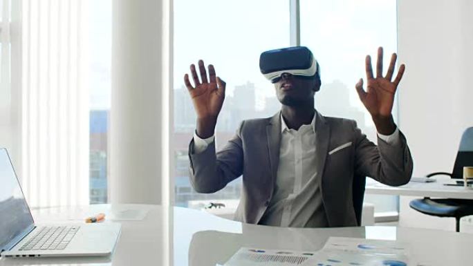 白人未来白人办公室戴着虚拟现实耳机的年轻黑人