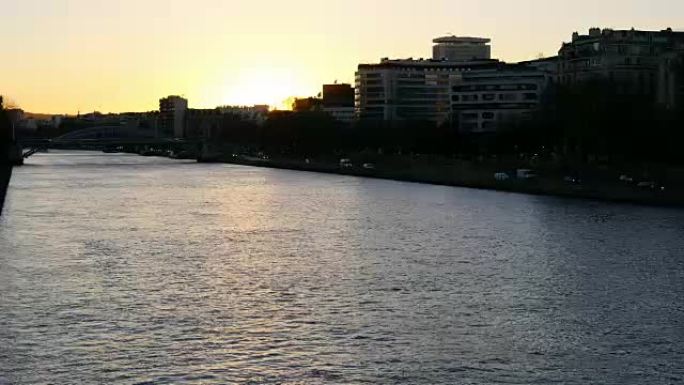 从Bir-Hakeim桥看到的Saine河的日落
