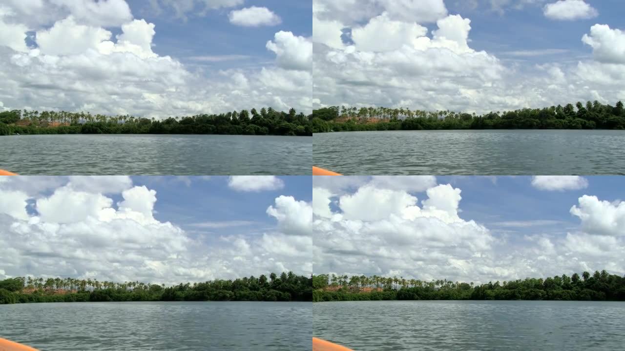 马杜恒河河岸的热带森林和斯里兰卡移动的旅游船上的蓝天。