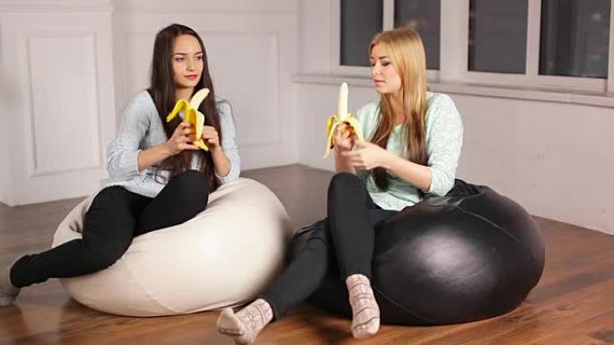 吃大香蕉的女孩