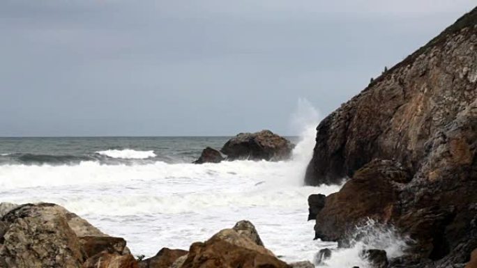 温和的海浪进入北加利福尼亚的岩石湾