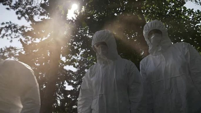 可怕的生物危害工程师团队穿着防护服，防止有毒气体烟雾泄漏