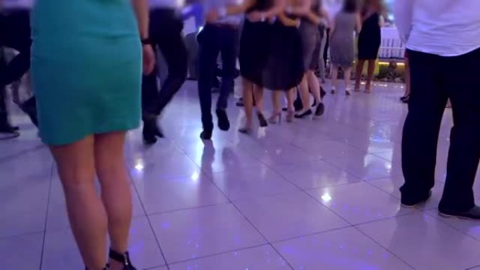 无法识别的人在婚礼上跳舞传统的塞尔维亚舞蹈