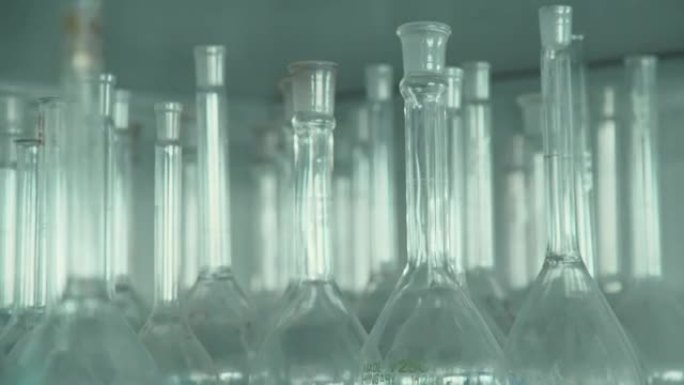 在实验室的桌子上用化学物质摇瓶拍摄