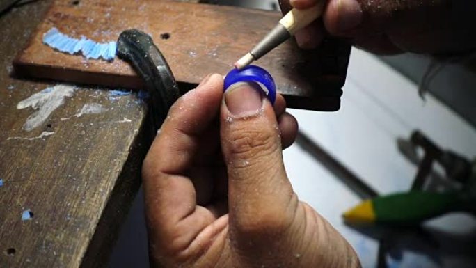 金史密斯制作戒指的蜡模，珠宝制作清洁蜡模。