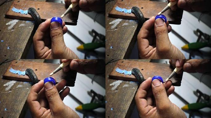 金史密斯制作戒指的蜡模，珠宝制作清洁蜡模。