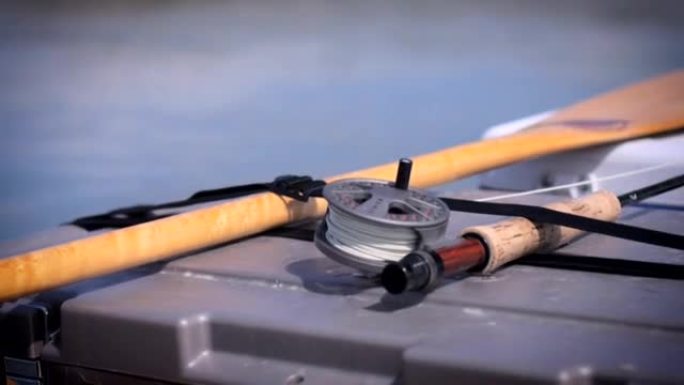 钓鱼旅行期间，将飞钓钓竿放在独木舟上的架子焦点