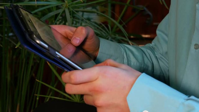 商人使用平板电脑的手