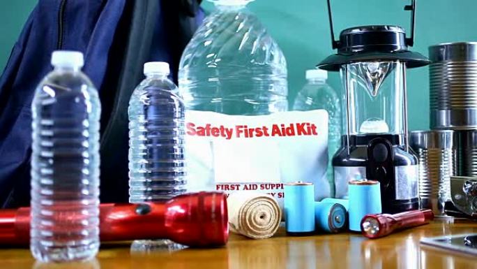 应急准备自然灾害物资。水、手电筒、灯笼、收音机、电池、急救箱。