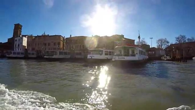 威尼斯泻湖中的出租车船