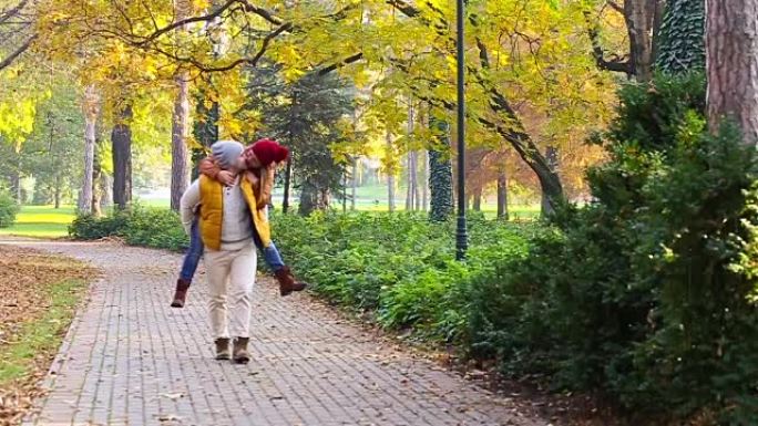 浪漫的年轻夫妇在公园散步
