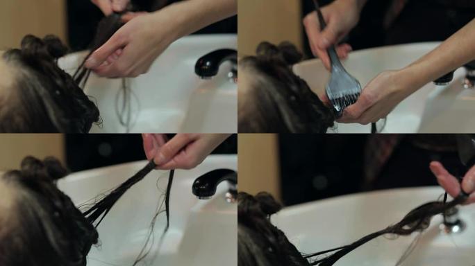 理发师在理发店洗女孩的头发。