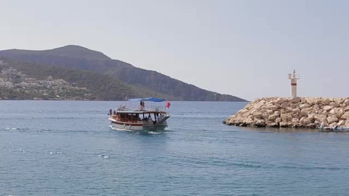 地中海沿岸船在海上航行