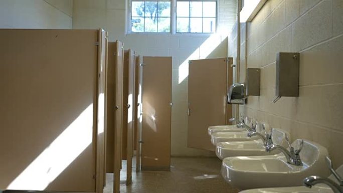 建立下午空公共浴室的内部镜头-ALT