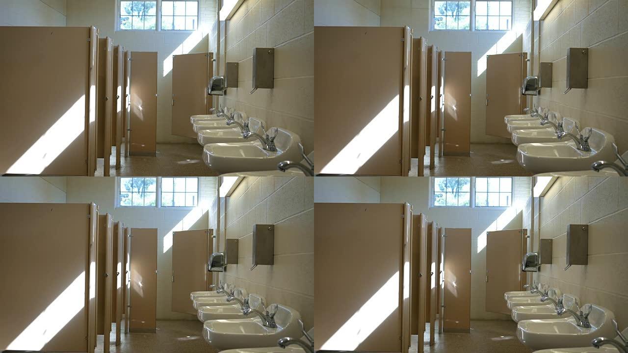建立下午空公共浴室的内部镜头-ALT